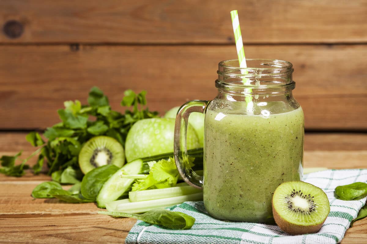 Grüner Smoothie mit Kiwi, Sellerie und Gurke zum Frühstück