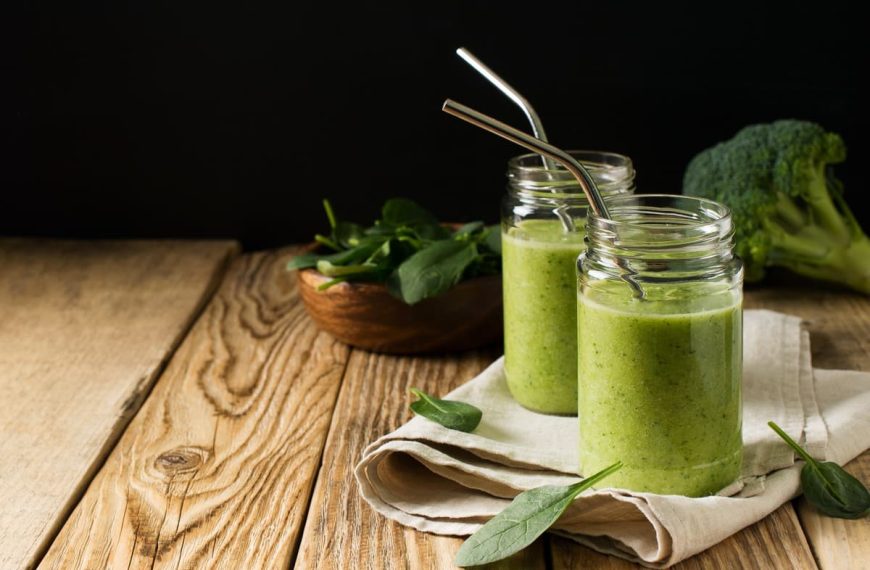 Grüner Smoothie mit Sellerie, Spinat, Brokkoli und Banane