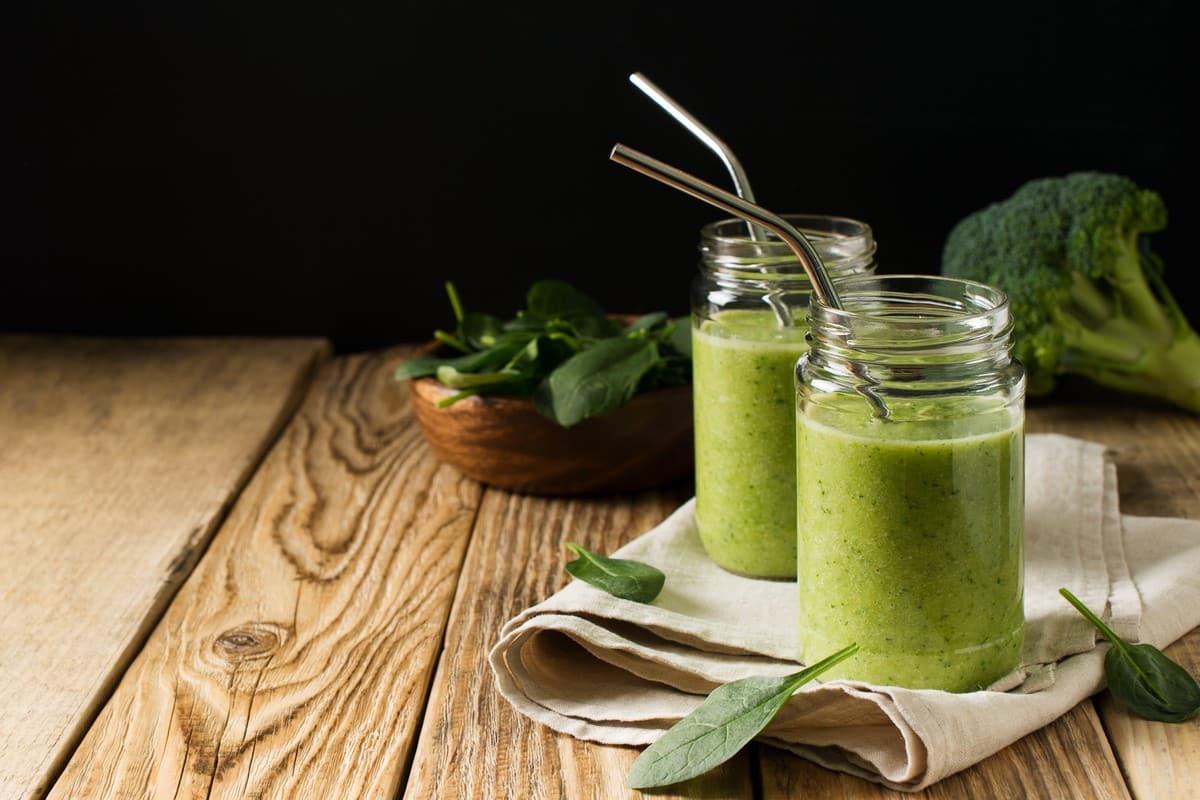 Grüner Smoothie mit Sellerie, Spinat, Brokkoli und Banane