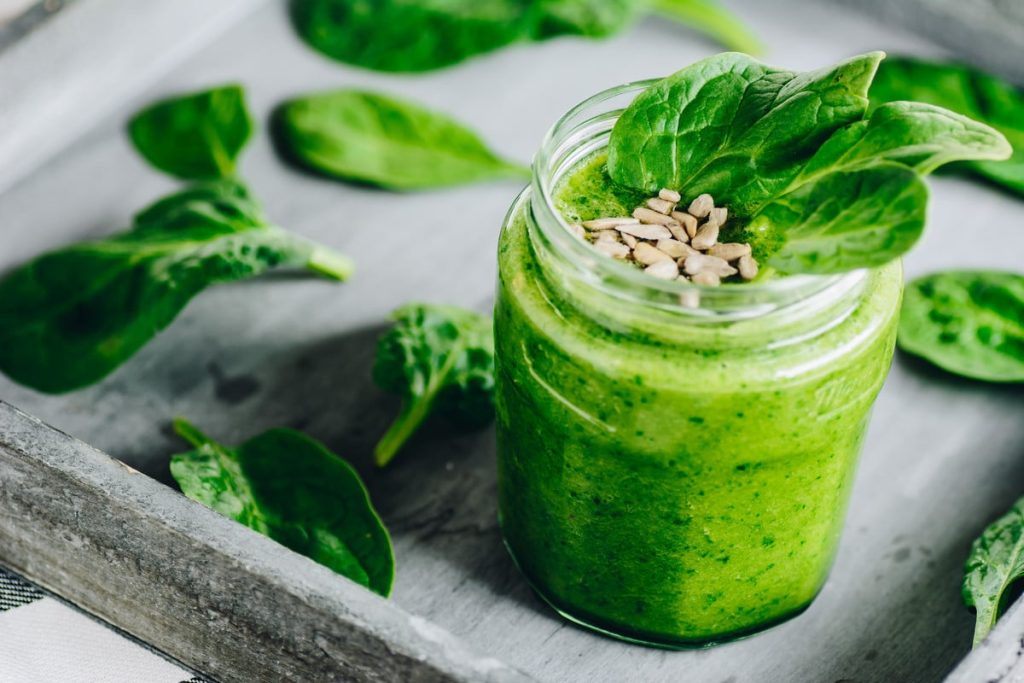 Grüner Smoothie mit Spinat