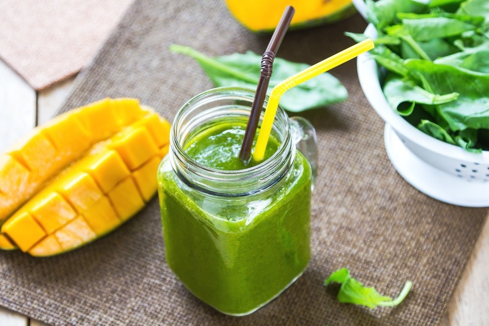 Grüner Smoothie mit Spinat, Mango und Banane