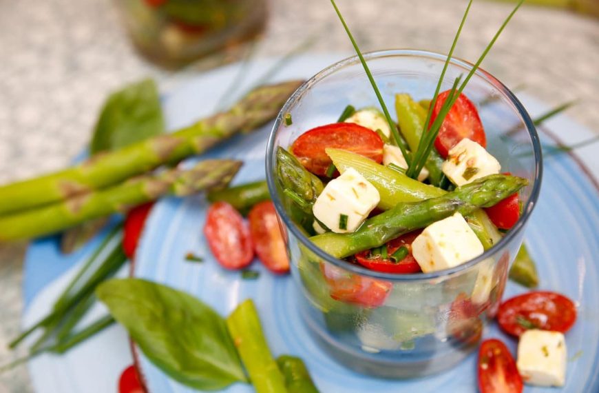 Grüner Spargel Salat mit Tomaten, Feta und Balsamico Dressing