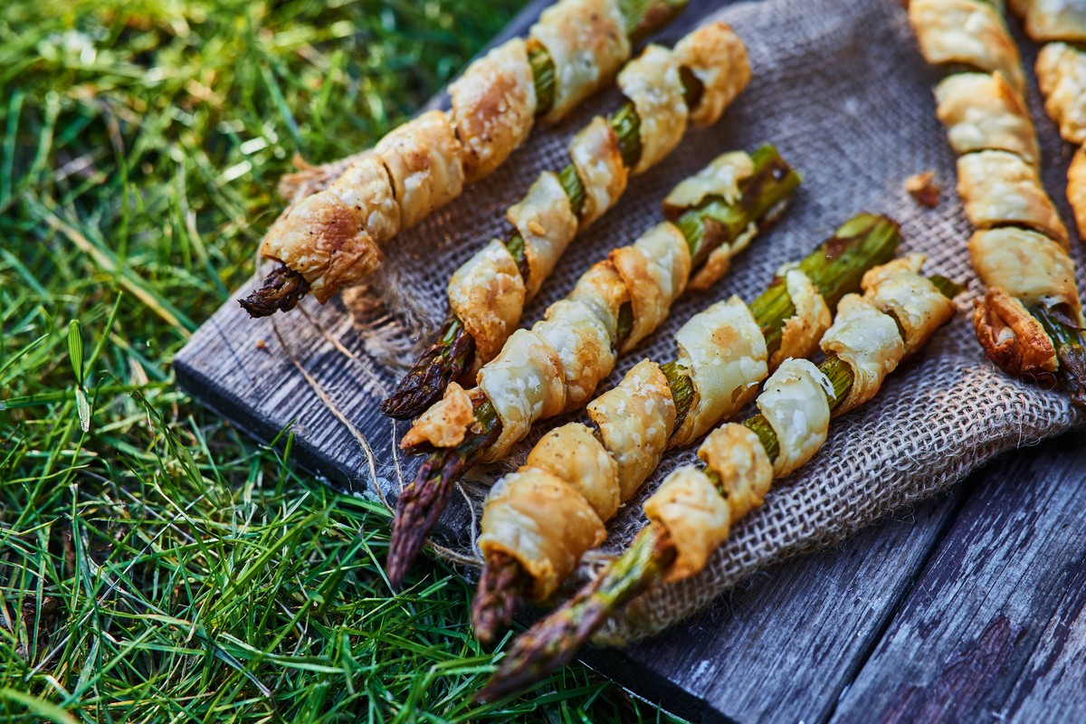 Grüner Spargel im Blätterteig mit Parmesan und Bärlauchbutter