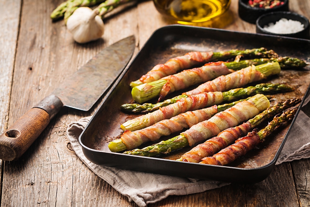 Grüner Spargel im Speckmantel aus dem Ofen