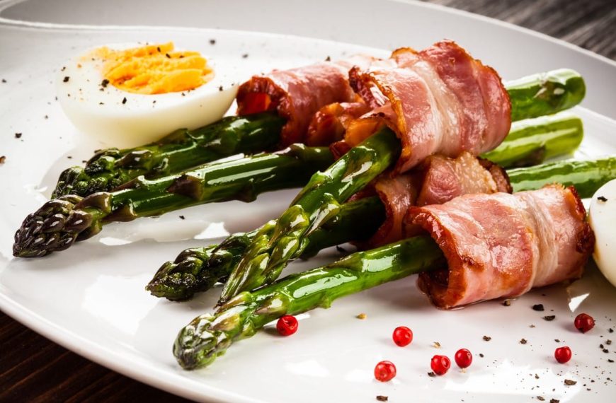 Grüner Spargel mit Bacon Speck, Öl und Pfeffer zum Frühstück