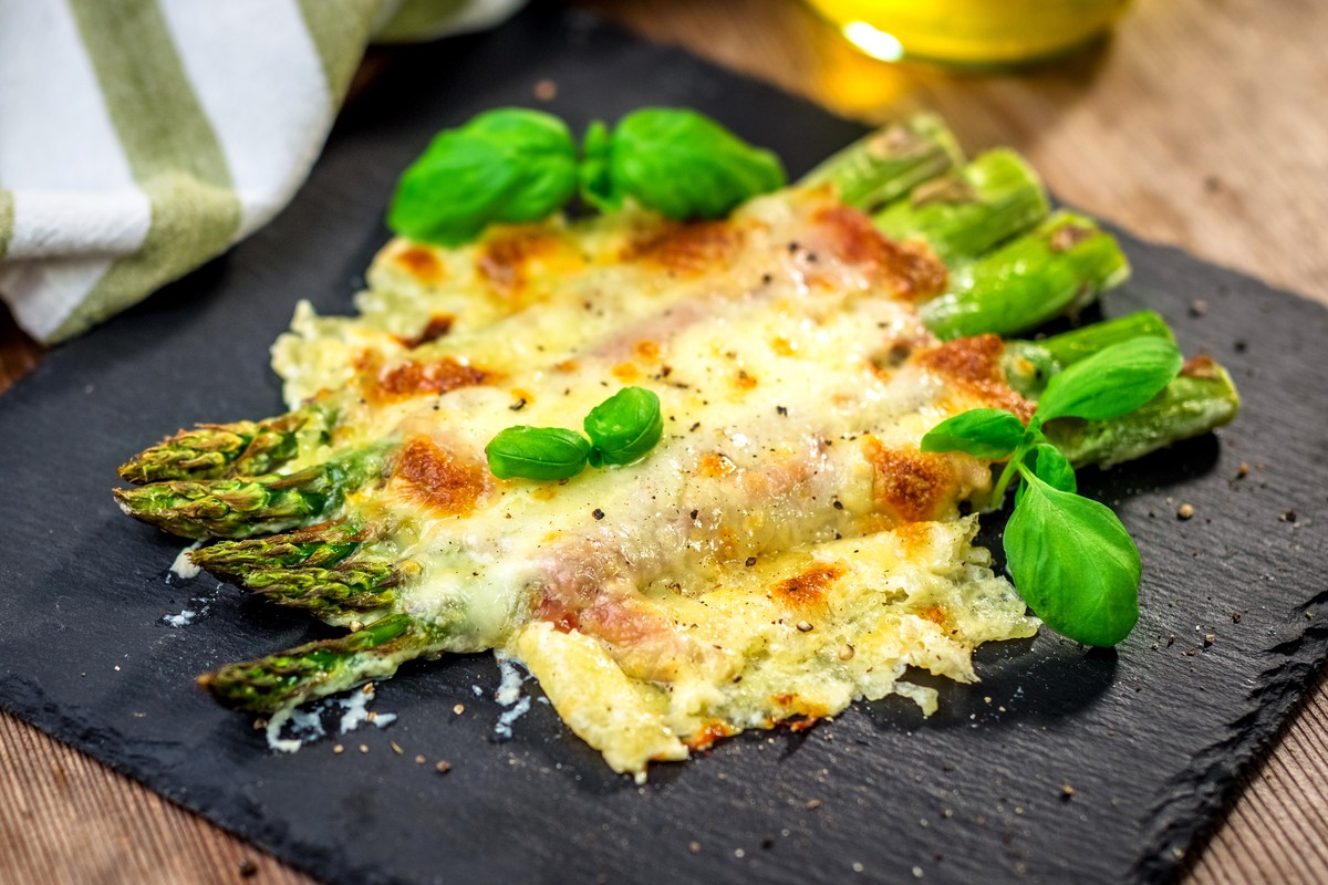 Grüner Spargel mit Gouda überbacken aus dem Ofen