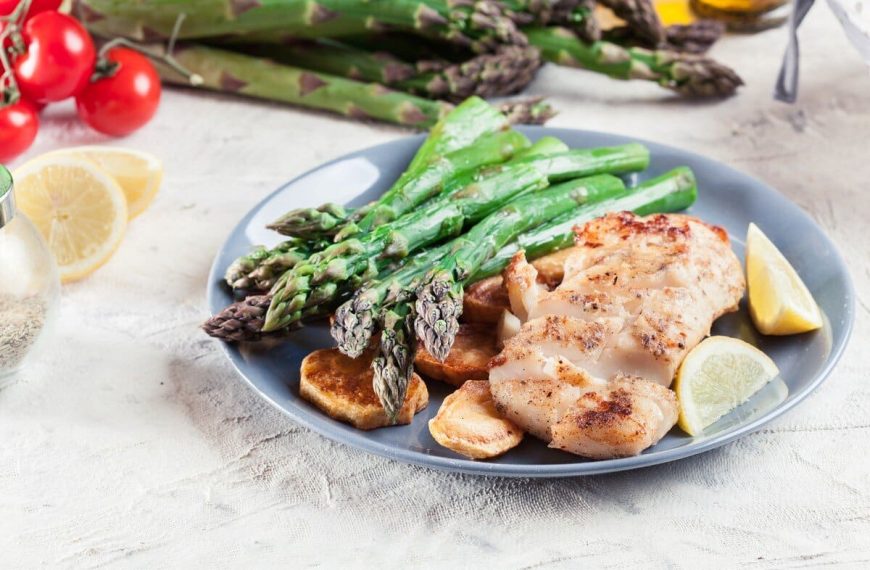 Grüner Spargel mit Kabeljau und Bratkartoffeln | Frühling Rezept