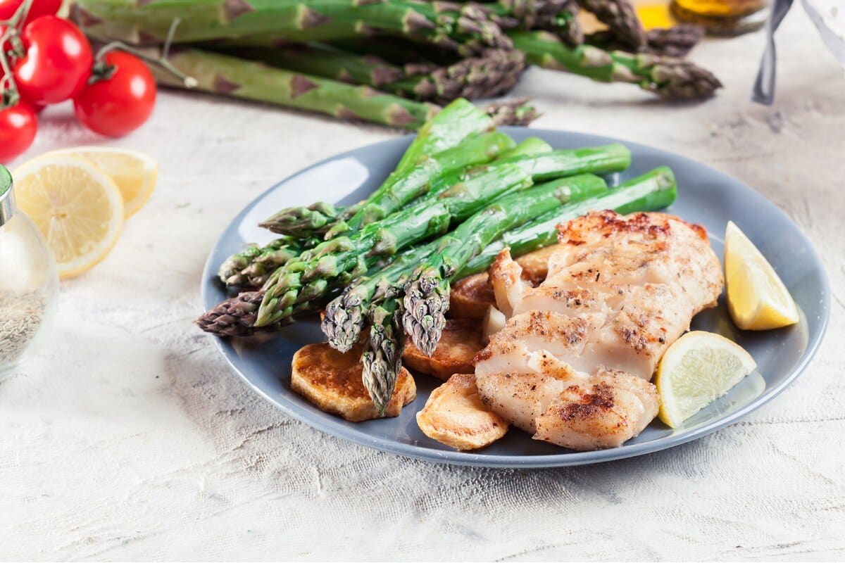 Grüner Spargel mit Kabeljau und Bratkartoffeln | Frühling Rezept