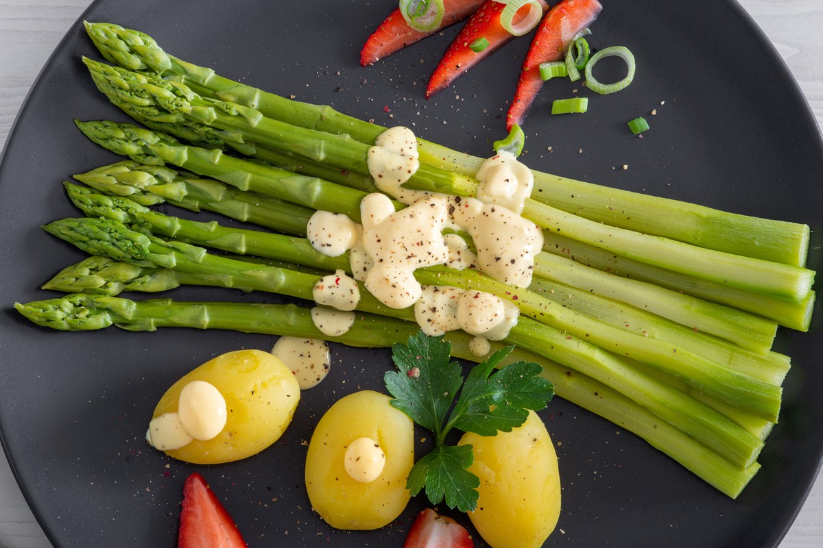 Grüner Spargel mit Salzkartoffeln und Sauce Hollandaise