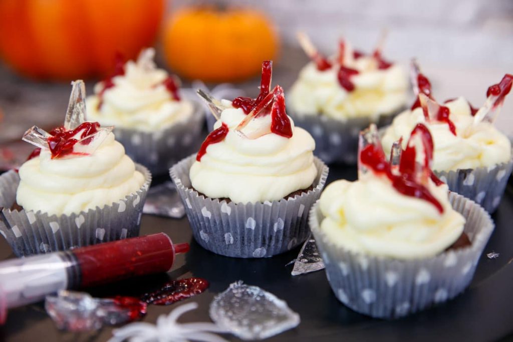 Schrecklich schöne Halloween Cupcakes mit Glasscherben