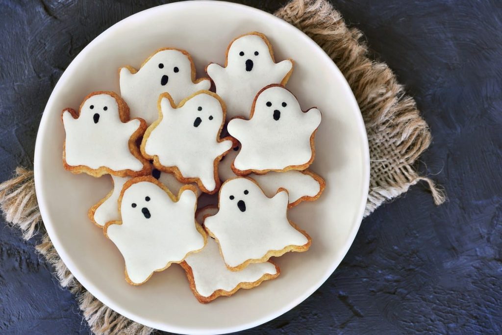 Gruselige Geister Kekse mit Zuckerglasur für Halloween Party