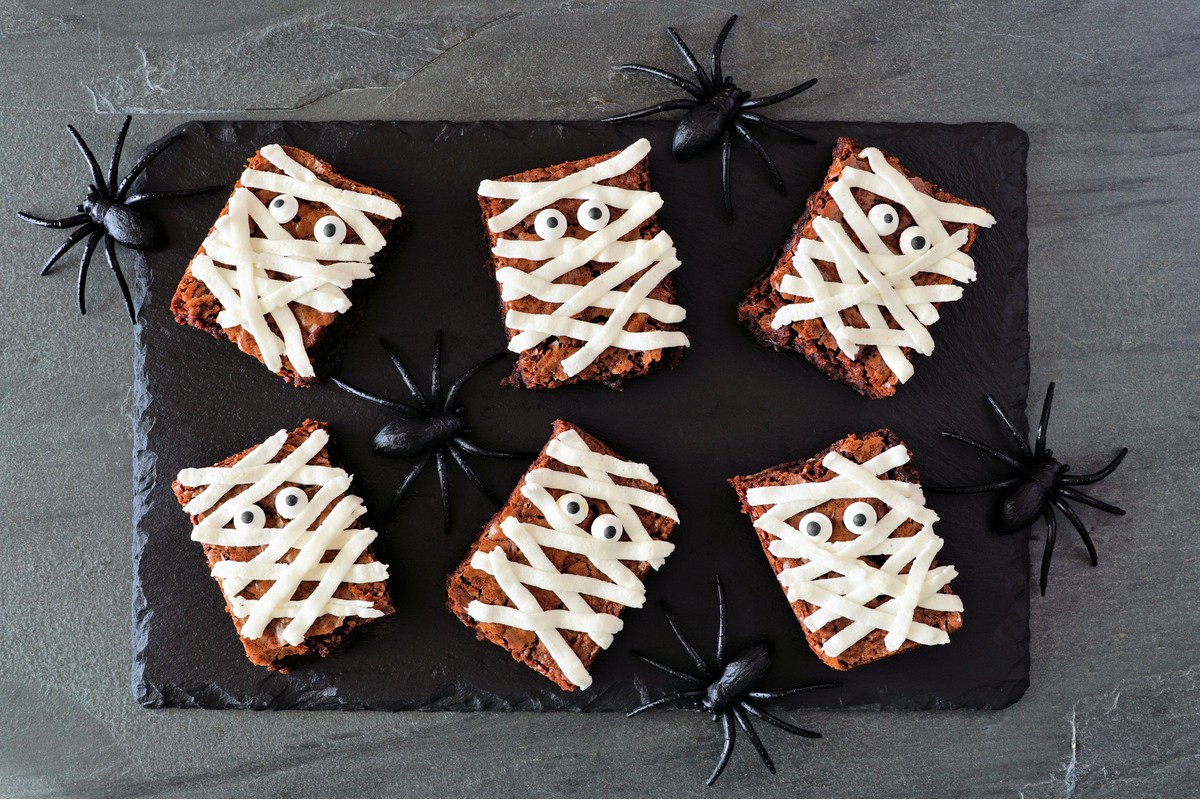 Gruselige Halloween Mumien Brownies aus Schokokuchen mit Fondant
