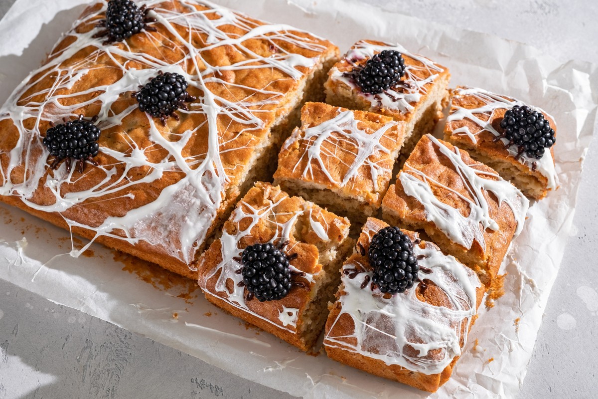 Gruseliger Bananenkuchen mit Spinnweben zu Halloween