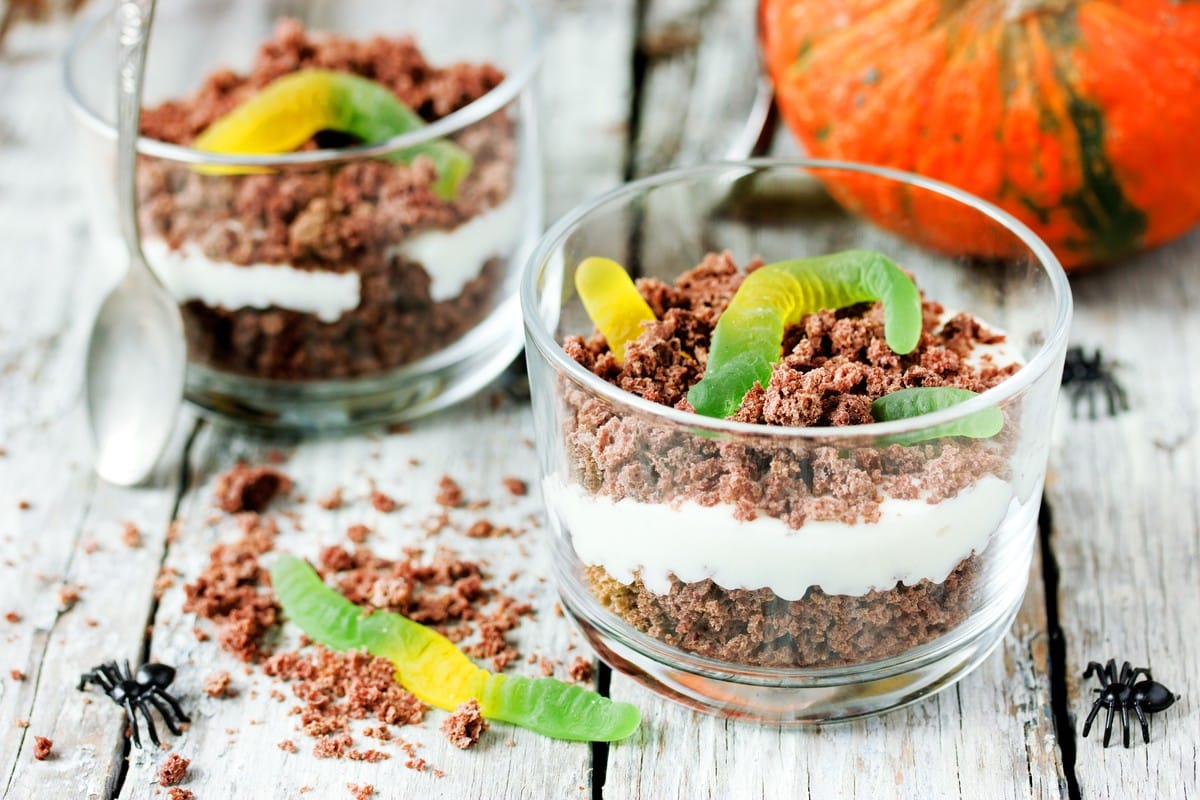 Gruseliges Halloween Dessert mit Mascarpone und Cookies