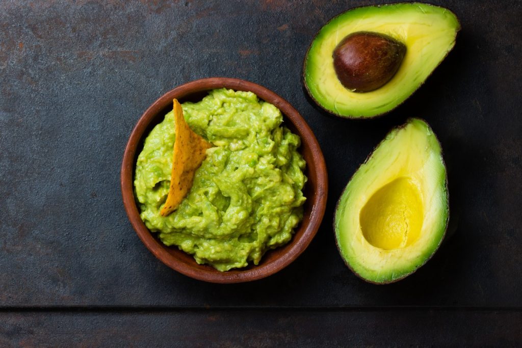 Guacamole mit Schmand und Zwiebeln