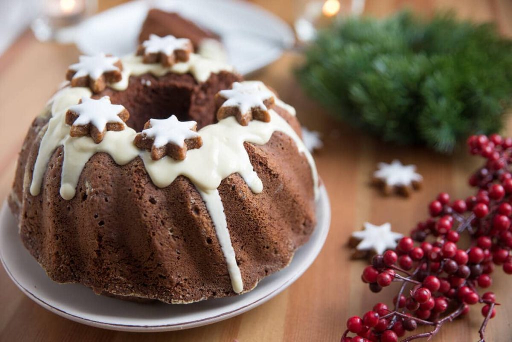 Weihnachtskuchen mit Feigen, Pflaumen und Nüssen