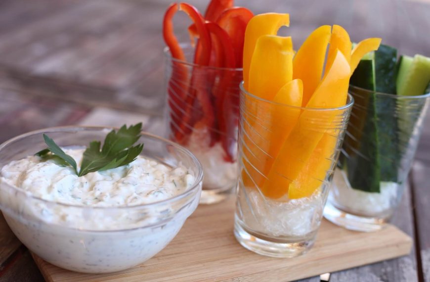 Gurke und Paprika Snack mit Joghurtdip