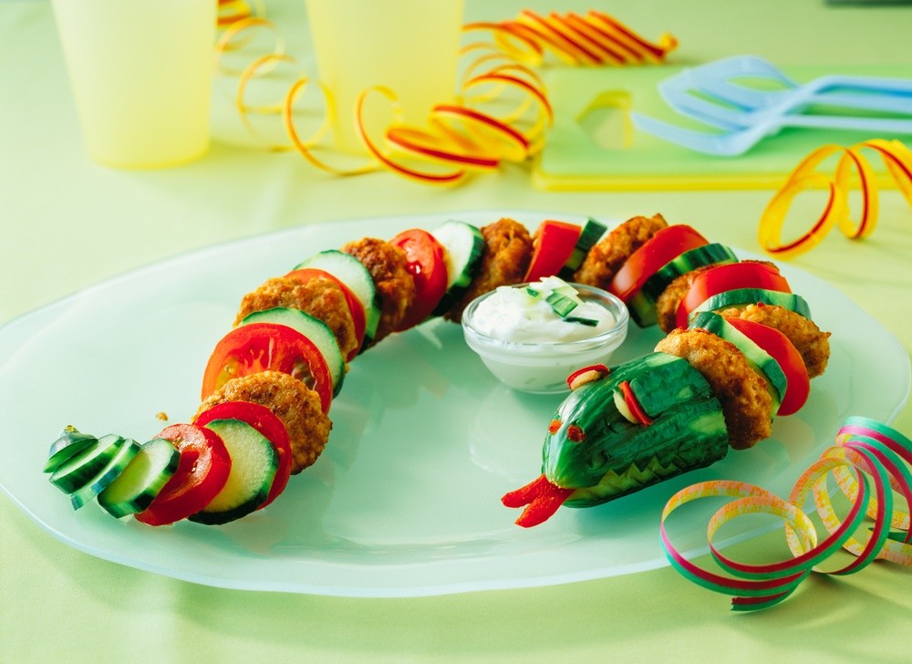 Gurken Snack als Gurkenschlange mit Tomaten und Frikadellen