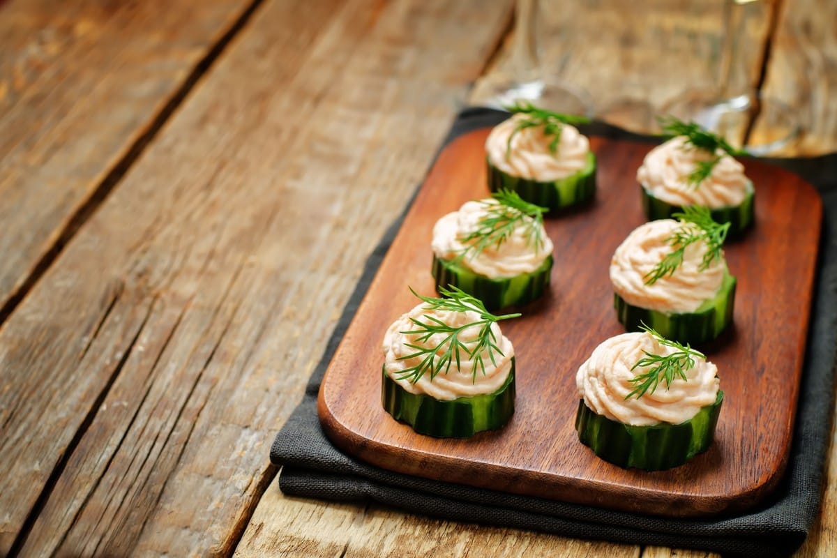 Gurken Snack mit Käsecreme und Krabbenstäbchen