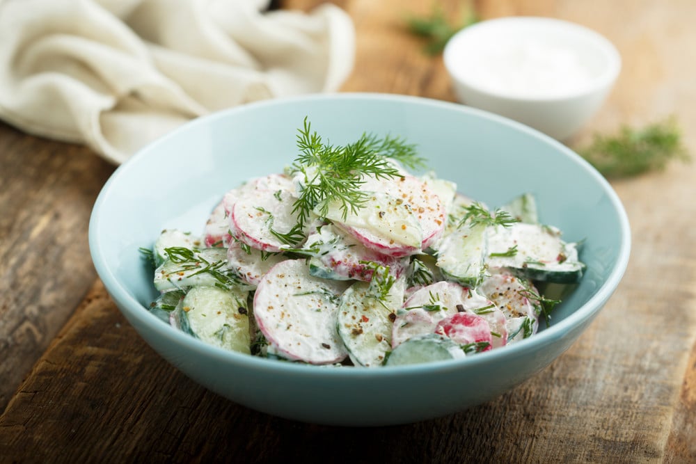 Gurkensalat mit Radieschen und Saurer Sahne zum Grillen