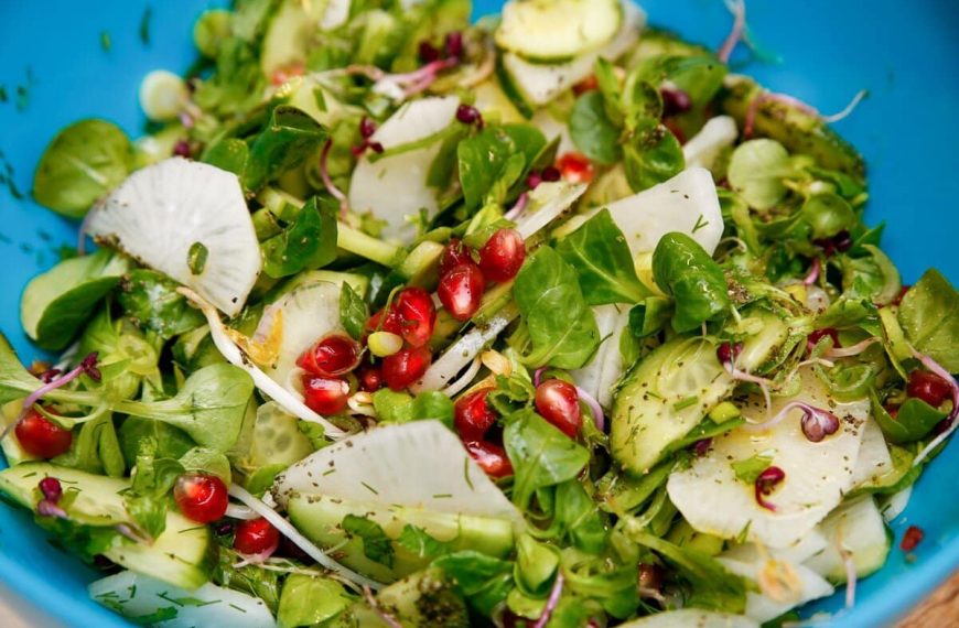 Gurkensalat mit Rettich, Feldsalat, Granatapfelkernen und Kräutern