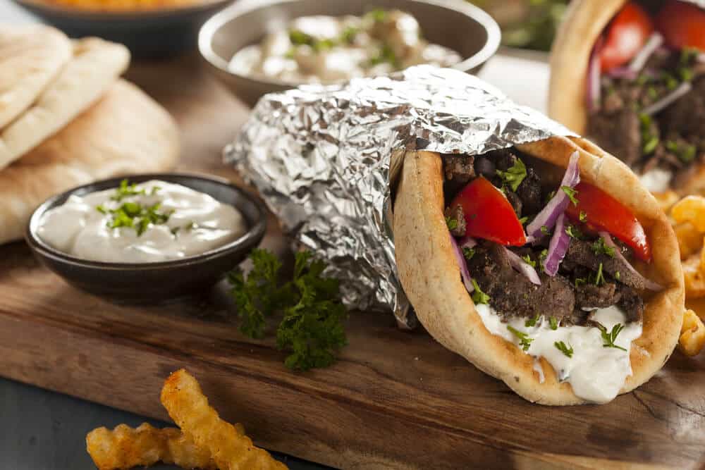 Gyros Pita Brot mit Schweinefleisch und Tzatziki