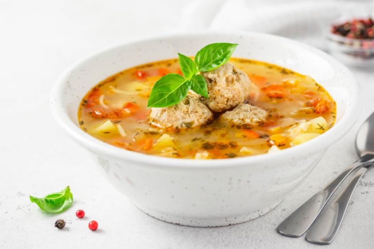 Einfache Wurstsuppe mit Kartoffeln, Nudeln und Karotten