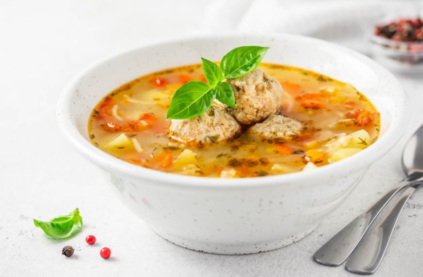 Hackbällchen Suppe mit Kartoffeln, Karotten und Nudeln