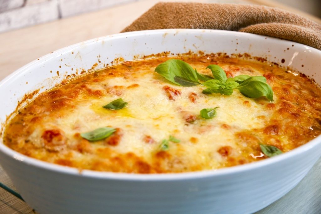 Hackbällchen aus dem Backofen mit Tomatensauce und Käse