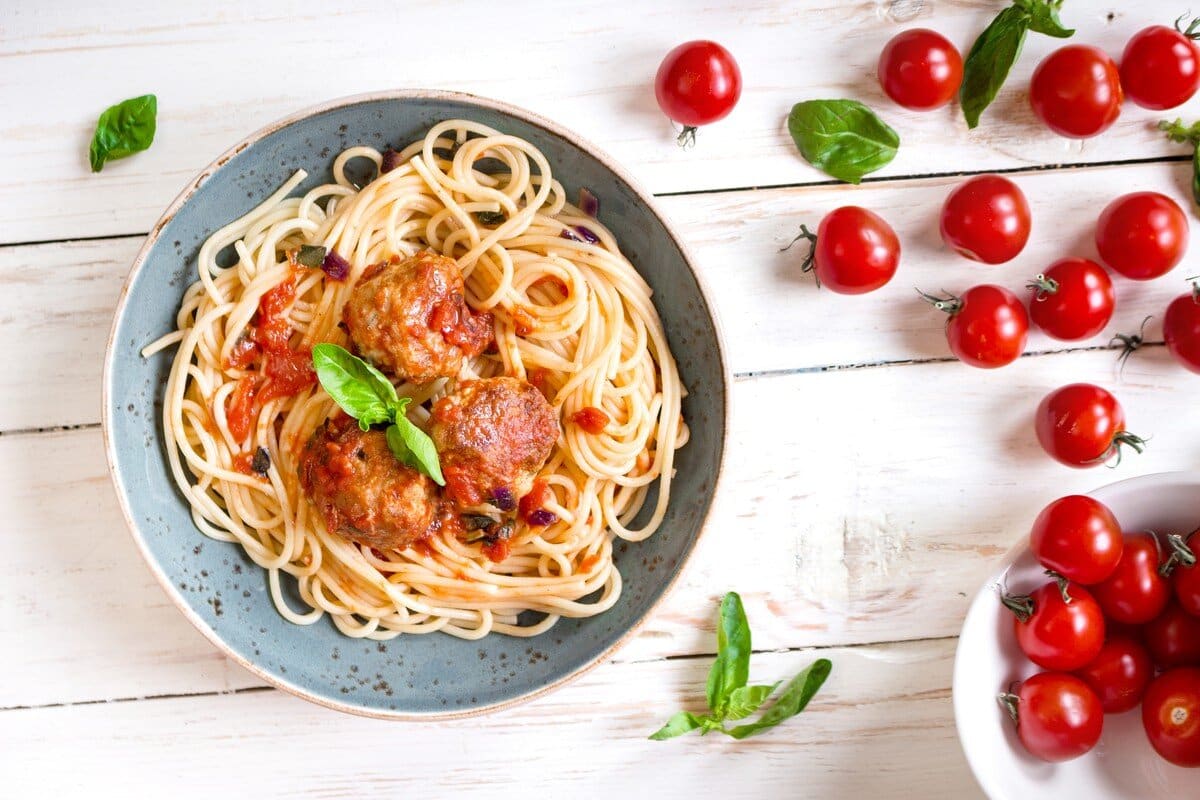 Hackbällchen in Tomatensauce mit Spaghetti und Parmesan