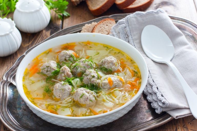 Herzhafte Nudelsuppe mit Kartoffeln, Hühnerleber und Gemüse