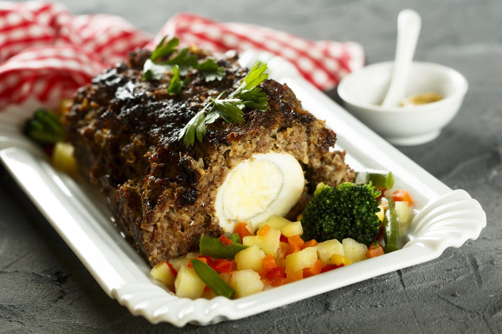 Hackbraten Falscher Hase mit Eiern und Brot - Ostermenü