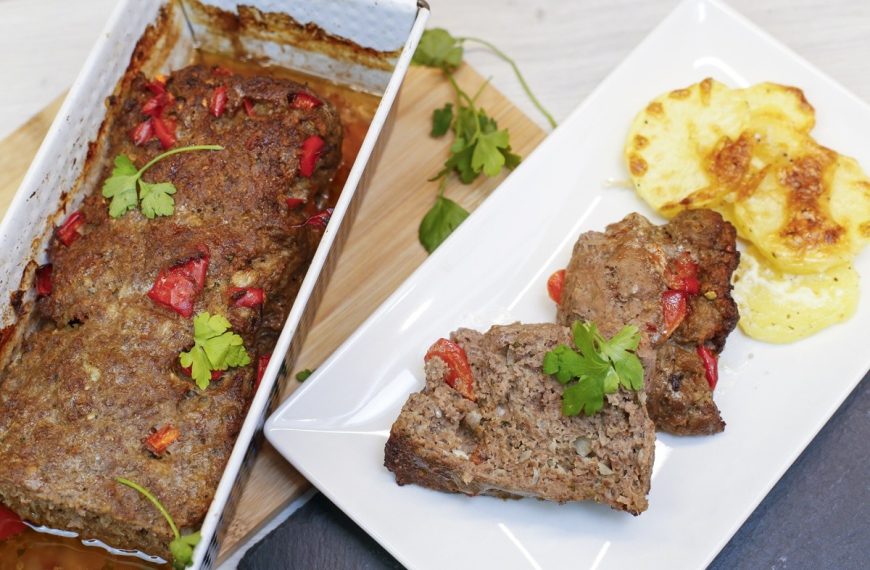 Hackbraten im Backofen mit Paprika und Kartoffeln