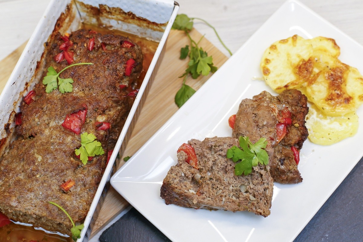 Hackbraten im Backofen mit Paprika und Kartoffeln