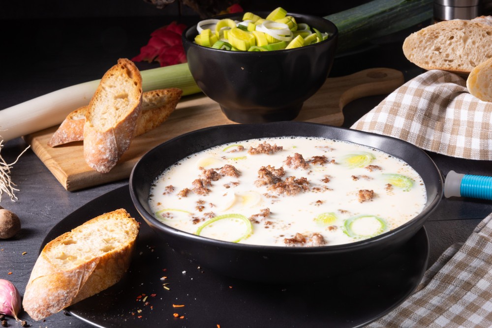 Hackfleisch Lauch Suppe aus Porree mit Schmelzkäse