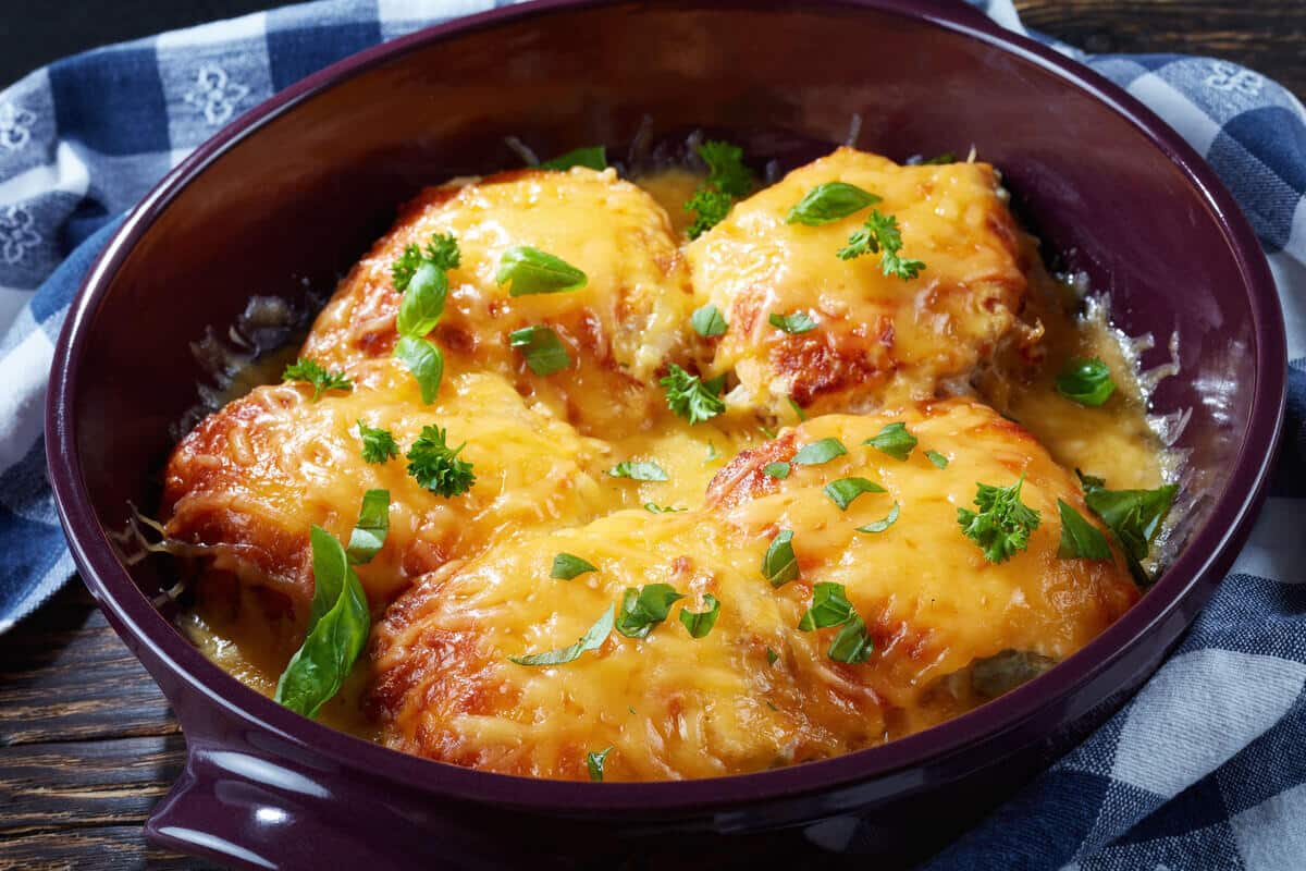 Hackfleisch Schnitzel mit Käse und Zwiebeln im Backofen