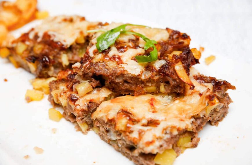 Hackfleischauflauf mit Kartoffeln und Zwiebeln im Ofen
