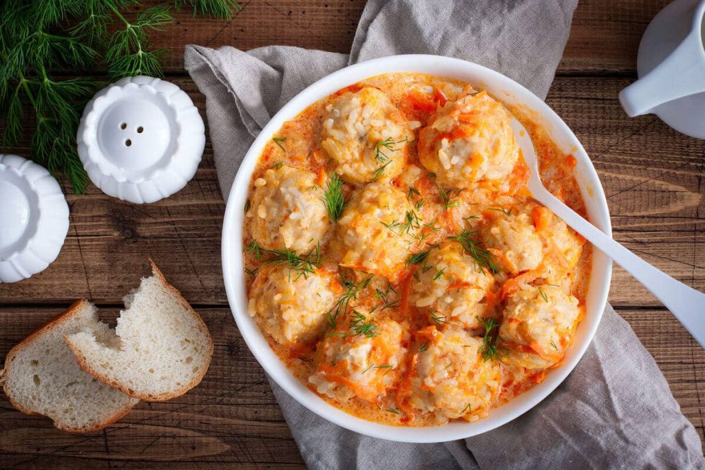 Hackfleischbällchen mit Reis, Paprika und Karotten