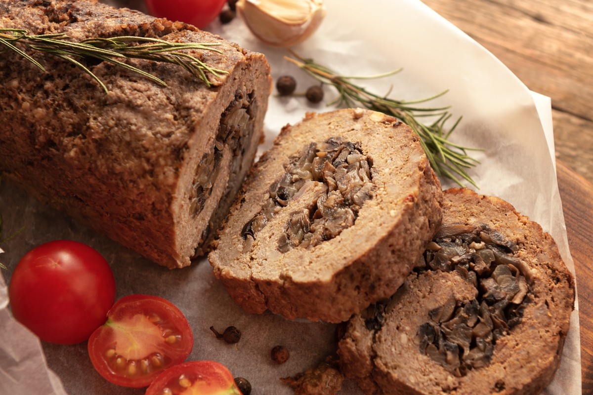 Hackfleischrolle mit Champignons und Zwiebeln