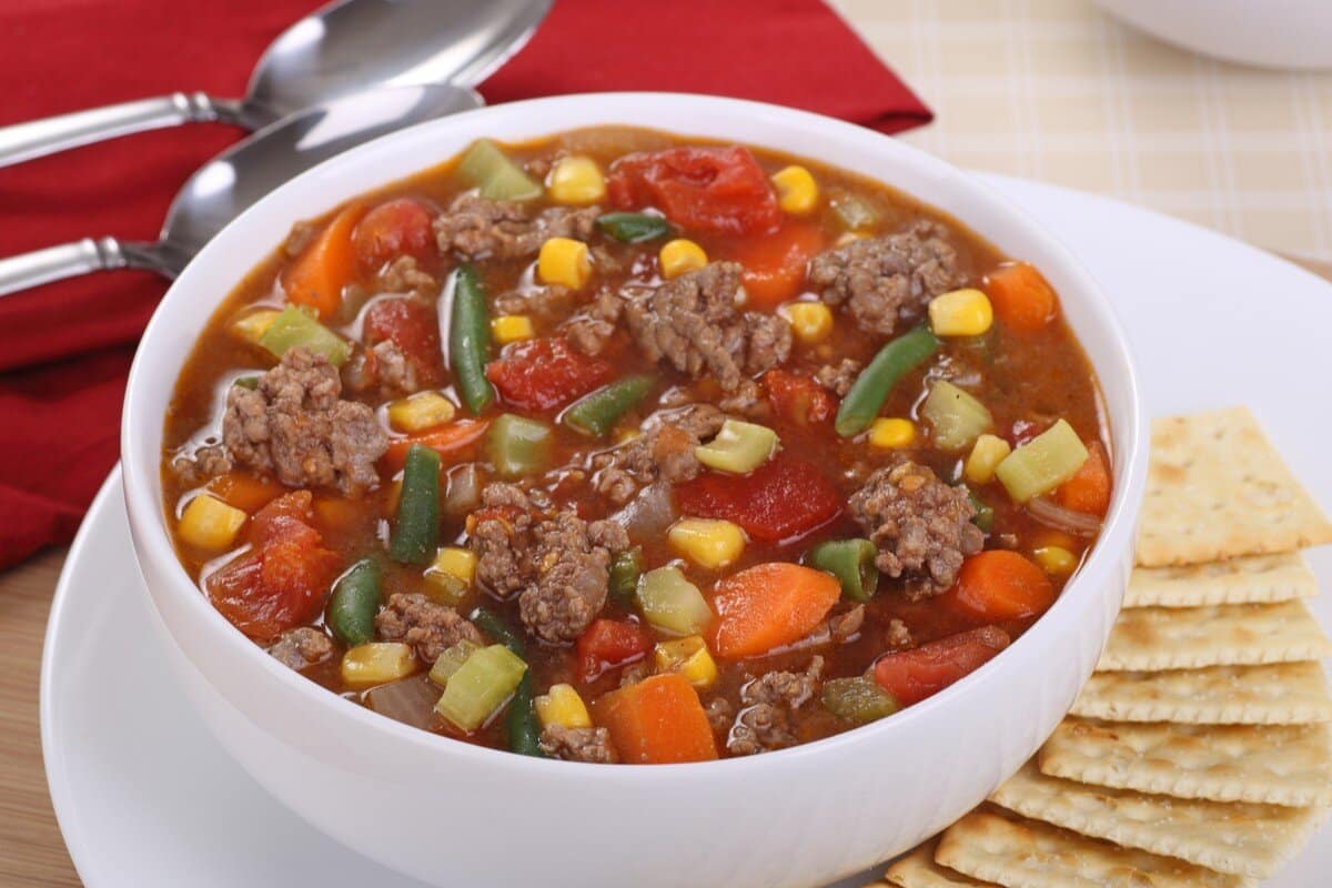 Hackfleischsuppe mit Kartoffeln, Karotten, Tomaten und Bohnen