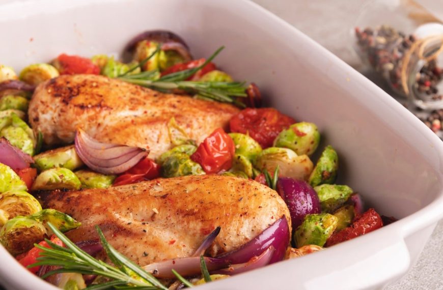 Hähnchenbrust mit Rosenkohl und Tomaten aus dem Backofen