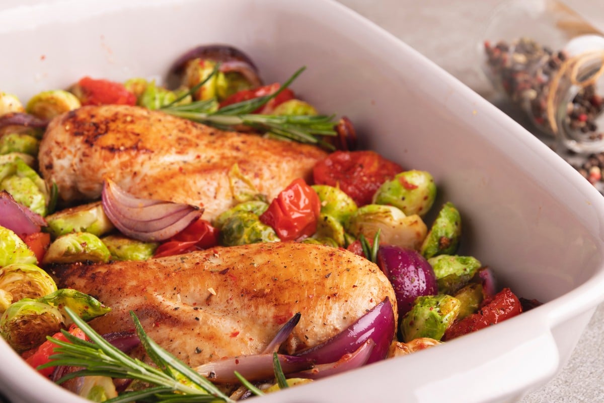 Hähnchenbrust mit Rosenkohl und Tomaten aus dem Backofen