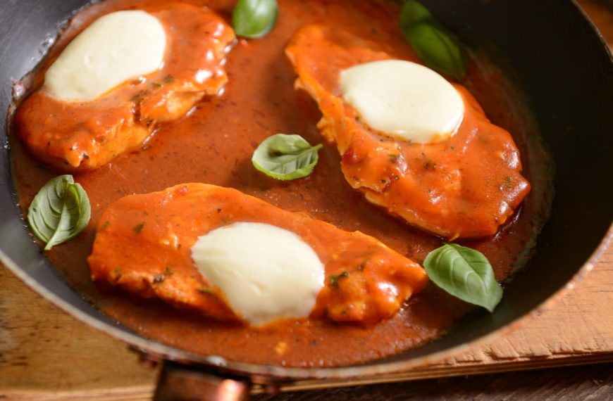 Hähnchenbrustfilets in Tomatensoße mit Sahne und Mozzarella