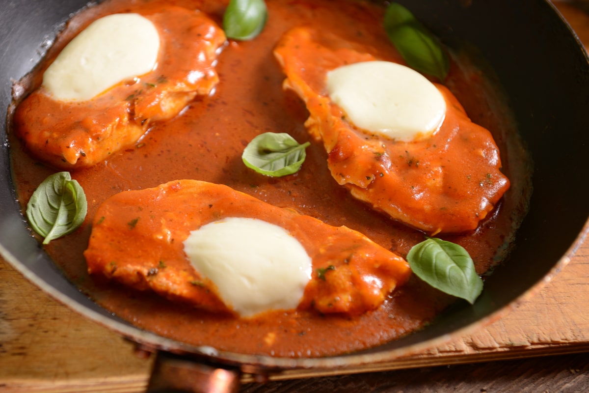 Hähnchenbrustfilets in Tomatensoße mit Sahne und Mozzarella