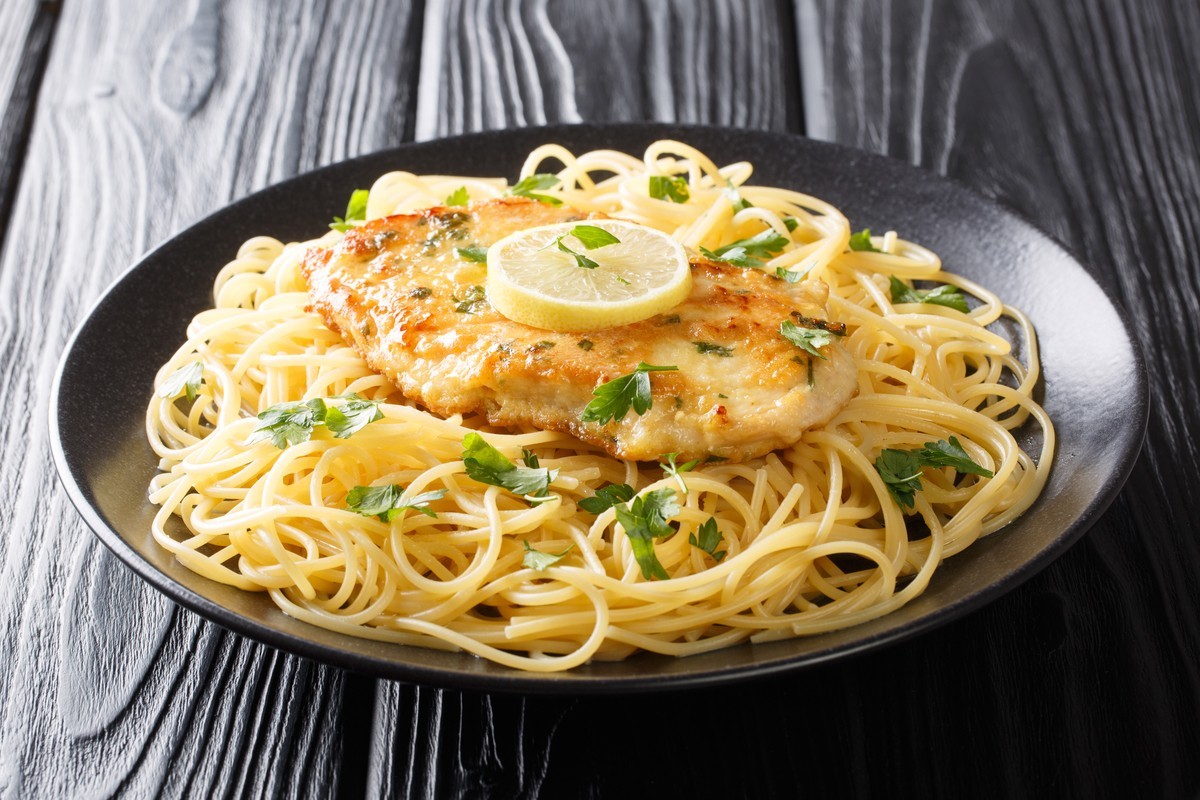 Hähnchenfilets mit Spaghetti und Zitronensauce auf französische Art