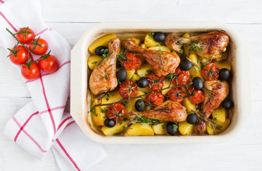 Hähnchenkeulen mit Kartoffelecken, Tomaten und Oliven
