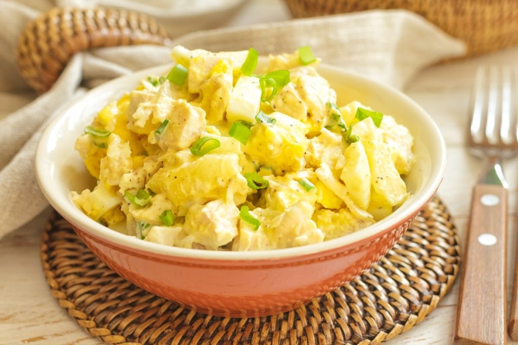 Hähnchensalat mit Ananas, Cashewkerne und Joghurtdressing