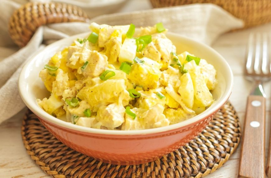 Hähnchensalat mit Ananas, Cashewkerne und Joghurtdressing