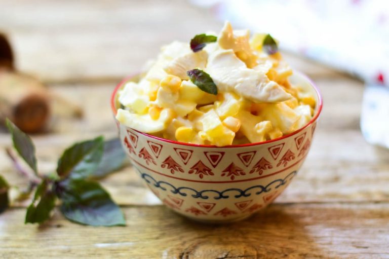 Hähnchensalat mit Eiern, Ananas, Mais und Käse