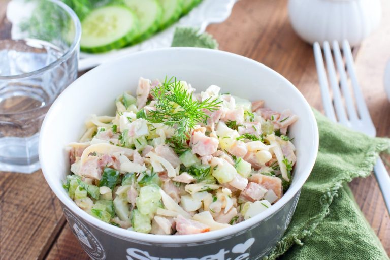 Hähnchensalat mit frischen Gurken, Zwiebeln, Bohnen und Käse